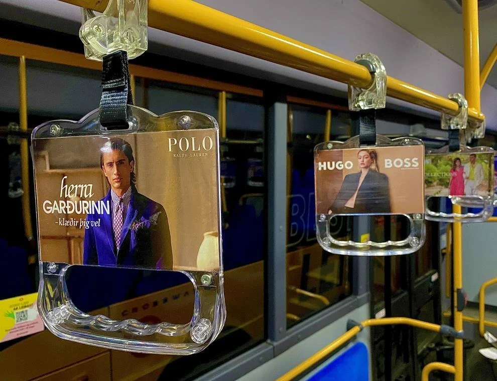 Polo / Hugo Boss — Auglýsingar á handföngum inni í vagni.
