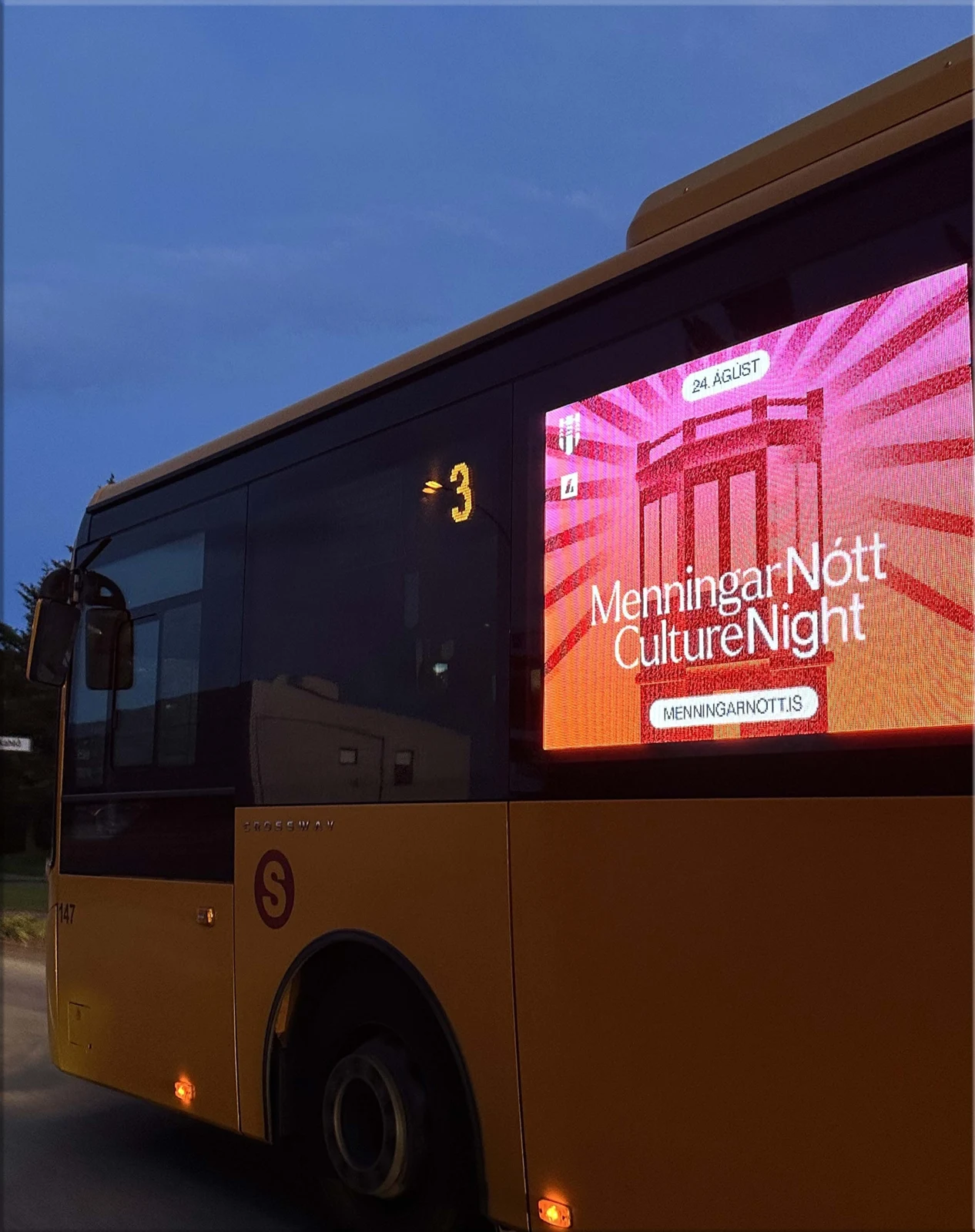 Menningarnótt — LED-skjár í hliðarrúðu, ljósmynd í rökkri.