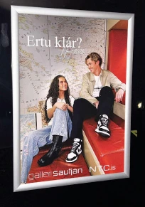 Nærmynd af plakati í auglýsingaramma